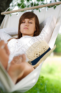 睡在吊床上的年轻女人图片
