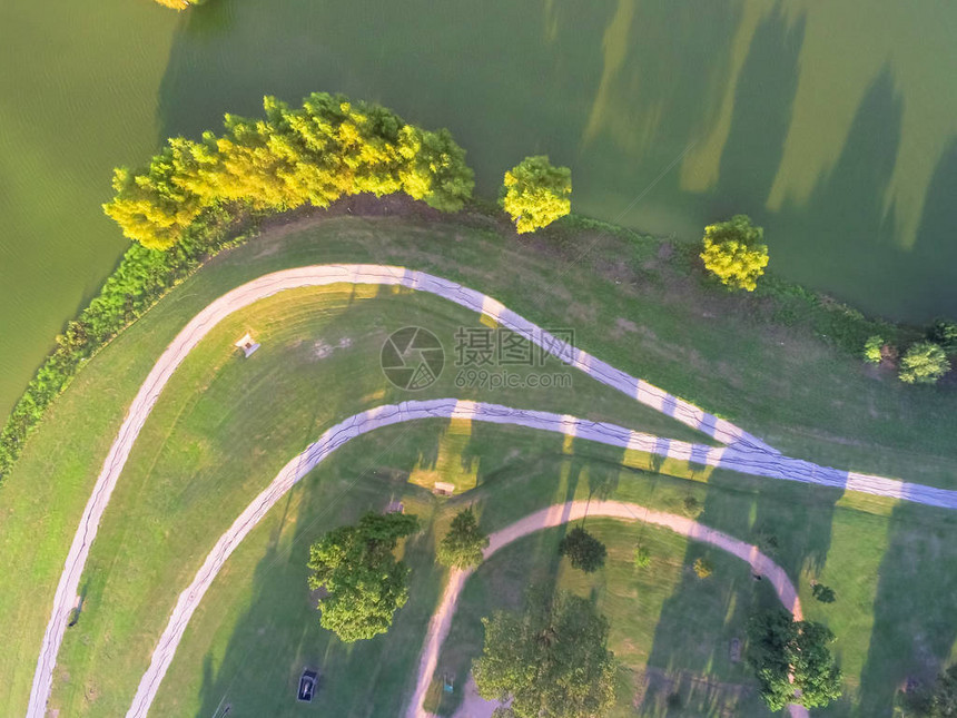 休斯顿郊区空中城市湖畔绿色公园图片