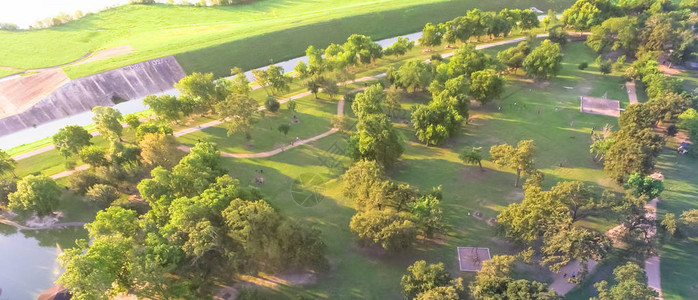 休斯顿郊区城市河滨绿色公园的全景顶视图空中树木草地坪操场小径慢跑步户外锻炼的人健康的背景图片