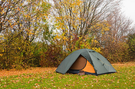 秋季森林附近草地上的旅游帐篷图片