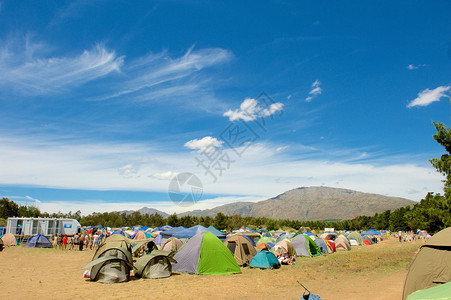 户外活动许多野营帐篷其图片