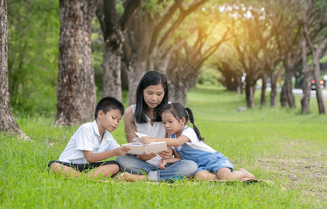 亚裔家庭母亲儿子和女儿在公园图片