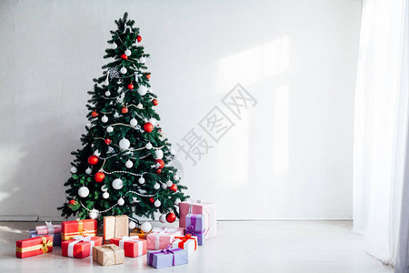 圣诞树带礼物加兰点亮冬图片