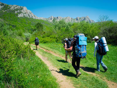 在克里米亚山区徒步旅行的徒步旅行者团体图片
