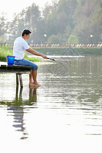 人在湖里钓鱼图片
