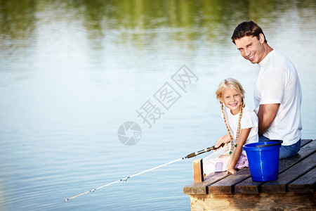 父女在湖边钓鱼图片