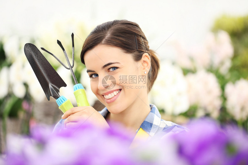 春妇女用手拿工具图片