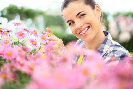 春微笑的女人在花菊图片