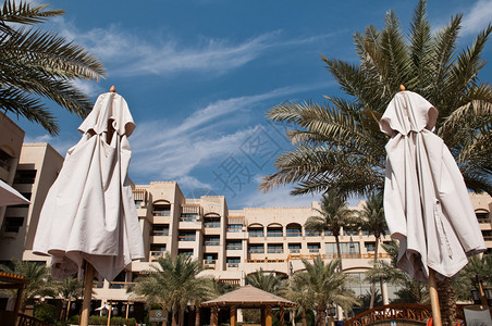 酒店建筑背景有蓝云的天空图片