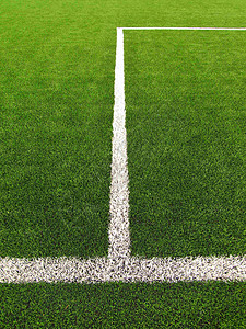 足球场人工草地上白线的特写视图足球场中交叉线的细节塑料草和精细研图片