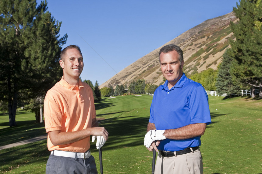 两个男高尔夫球手一图片