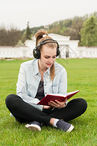 快乐的女一边听音乐一边看书图片