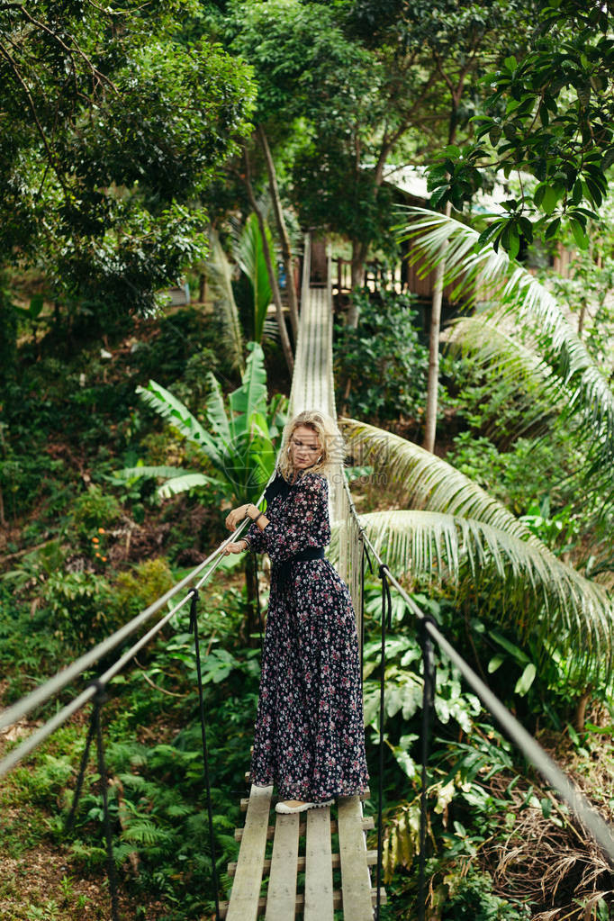 在丛林的悬吊桥上装扮着有魅力的图片