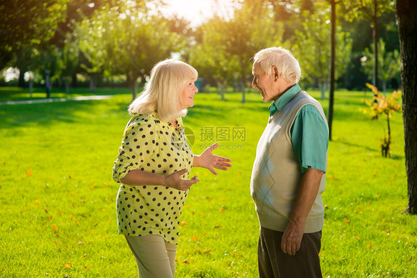 长辈夫妇户外活动女人微笑和摆弄建立信任和理解与丈图片