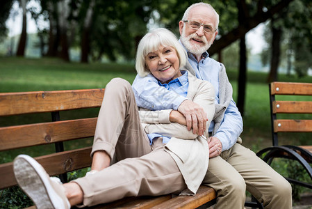 快乐的老年情侣在公园图片