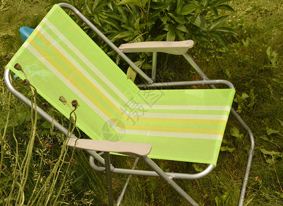 野营椅设置在草地上的花园里图片