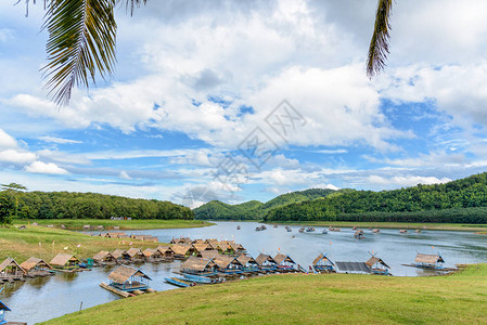 河流山脉蓝天绿色森林和竹筏庇护所的美丽自然景观是泰国黎府旅游胜地HuaiKrathing浮动图片