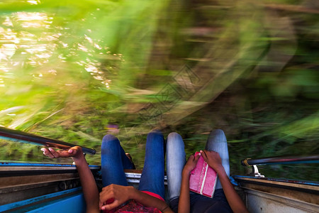 在斯里兰卡的火车上旅行图片