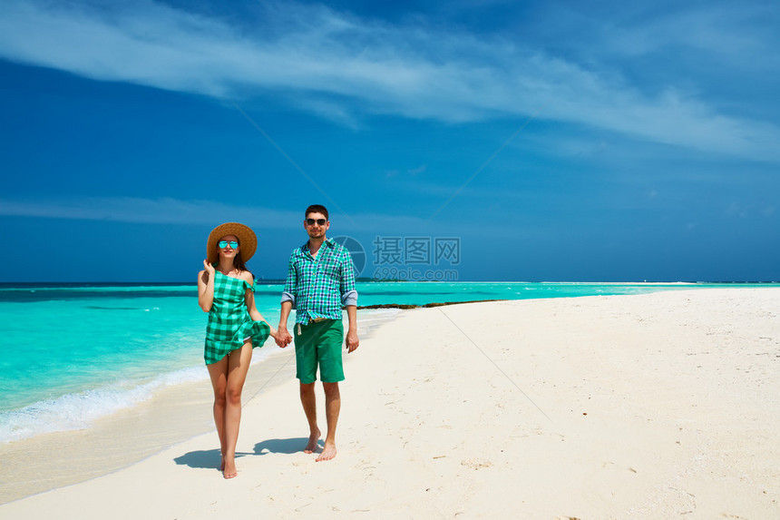 两人在马尔代夫热带海滩图片