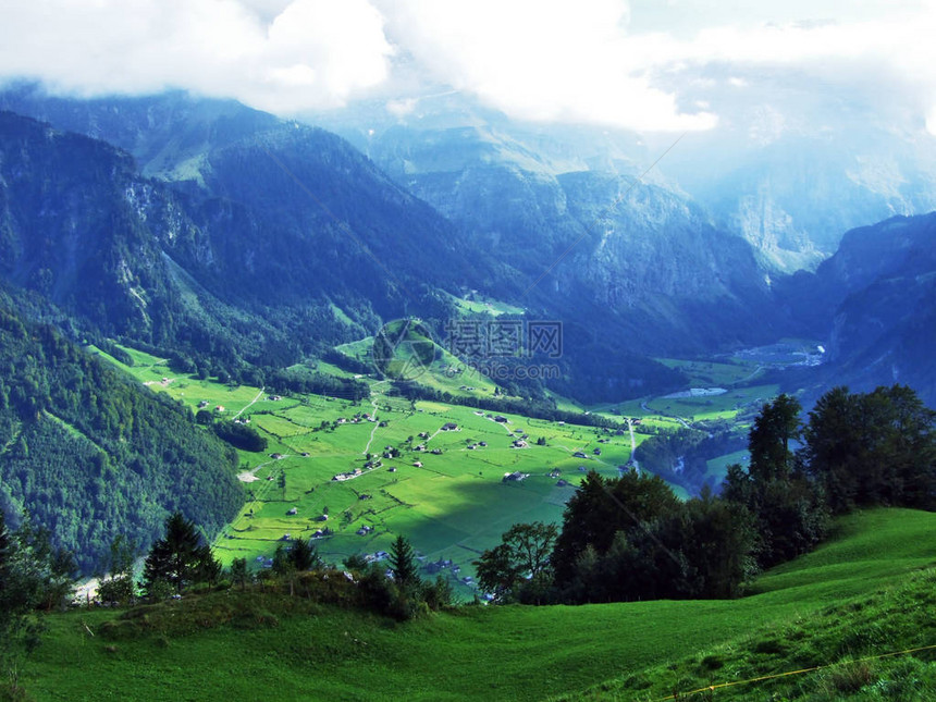 瑞士格拉勒斯州林特河谷及其沿河村庄的景象瑞士图片