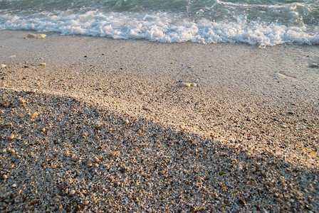 与海浪和石头的热带沙滩图片