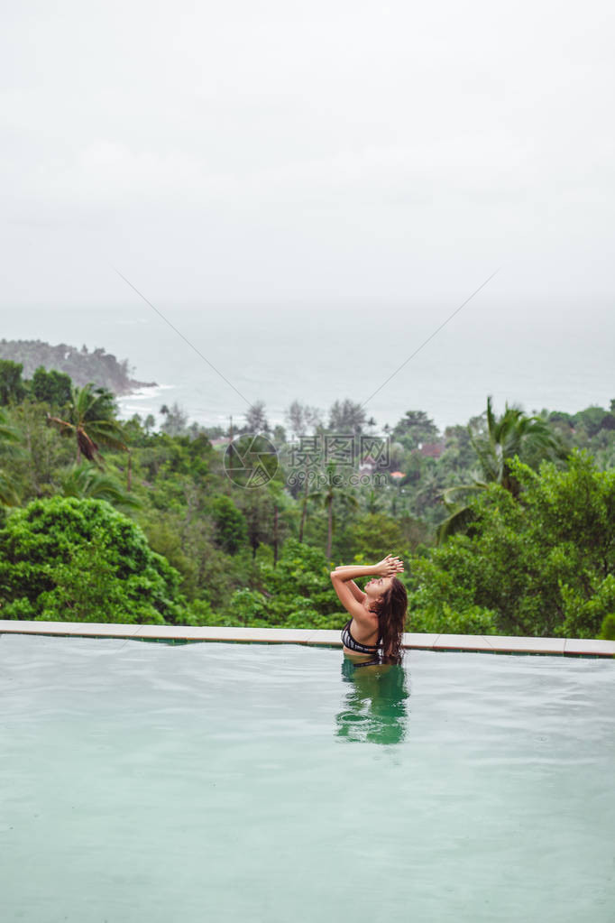 热带度假胜地游泳池图片