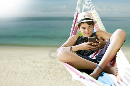 儿童躺在沙滩夏天和假图片