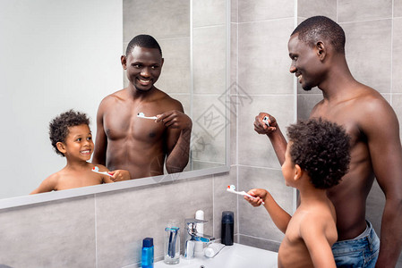 美丽的快乐的父亲和儿子在浴室图片