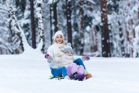 幸福的女儿和母亲在冬季图片