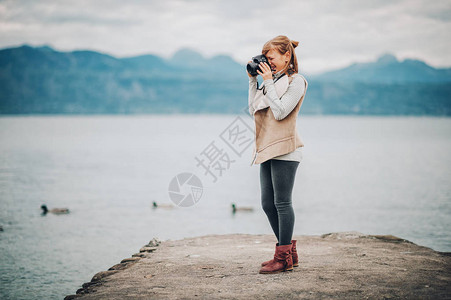 可爱的小女孩在日内瓦湖上享受美好的一天图片