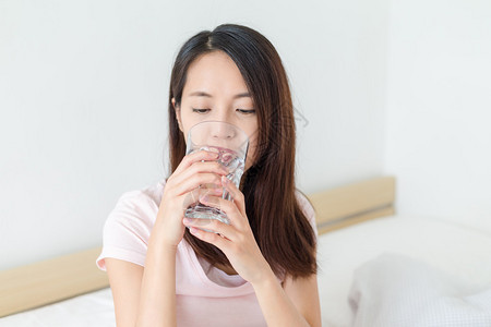 亚洲青年女子在床图片