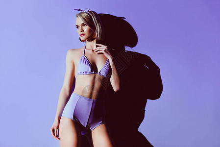 穿着紫色时装泳衣的有图片