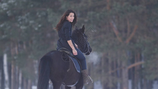 乘黑马骑着黑马的有色长发女骑手在乡下深处漂流后图片