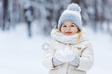 可爱的小孩在冬季公园手图片