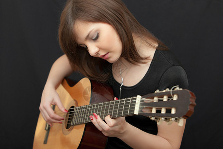 弹吉他的女孩的肖像图片