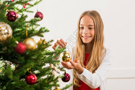 装饰圣诞树的少女笑图片