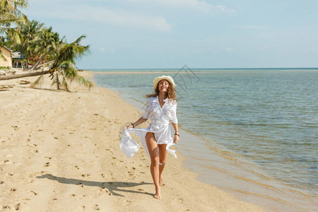 快乐的瘦女孩在海边背景图片