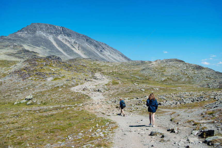 在挪威约顿海宁公园Besseggen山脊上行走的两图片