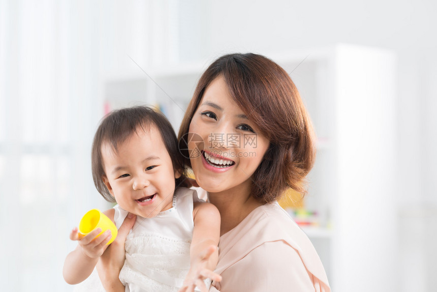 笑着的亚洲母亲和女儿图片