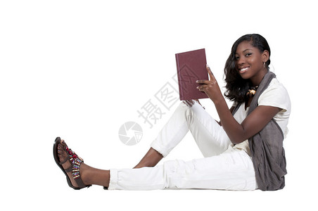 一个年轻的非裔美国少女读书图片