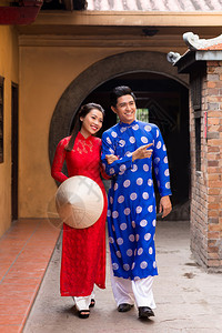 穿着传统服装的幸福越南图片
