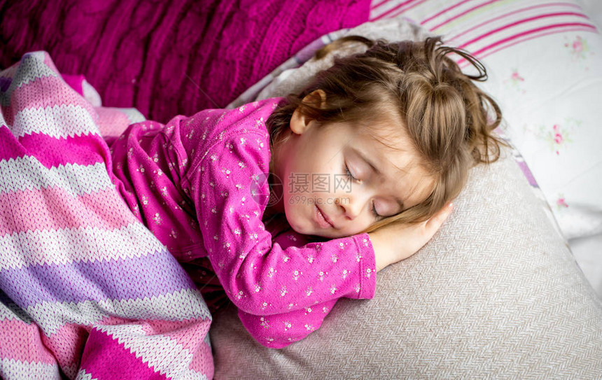 睡在粉红床上的可爱小女孩童年图片