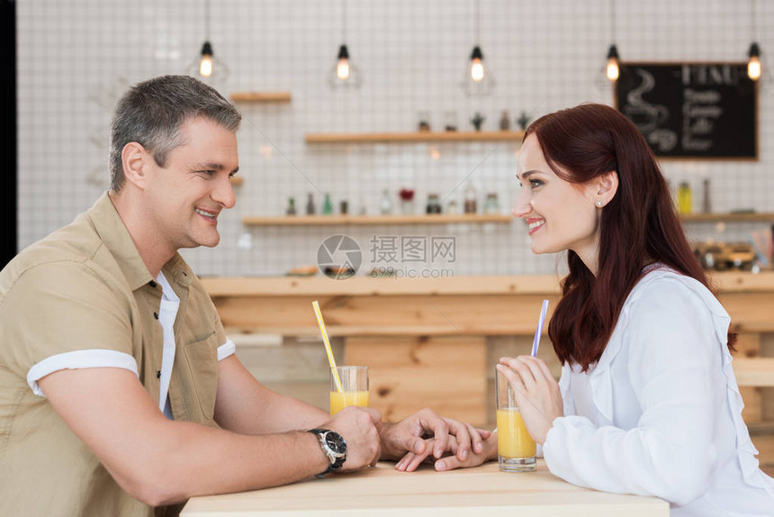 在咖啡馆有约会的图片
