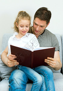 父亲和女儿在家看书图片