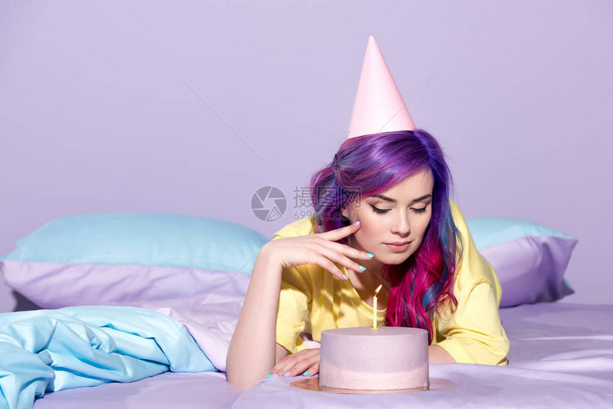 床上有生日蛋糕的图片