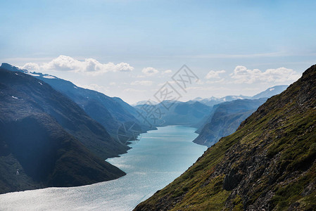 挪威约顿海宁公园Gjende湖上空Besseggen山图片