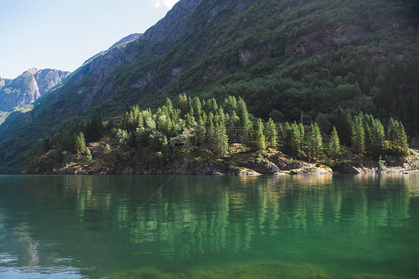 挪威NeirofjordNeirofjordGudvangen湖和山丘的图片