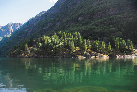 挪威王国挪威NeirofjordNeirofjordGudvangen湖和山丘的背景
