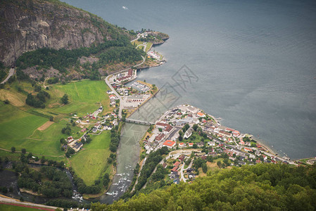 Aurlandsfjord附近城市的空中观察图片