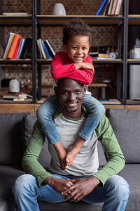 African美国父亲和儿子在图片